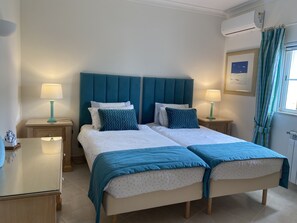 3 chambres, coffres-forts dans les chambres, fer et planche Ă repasser