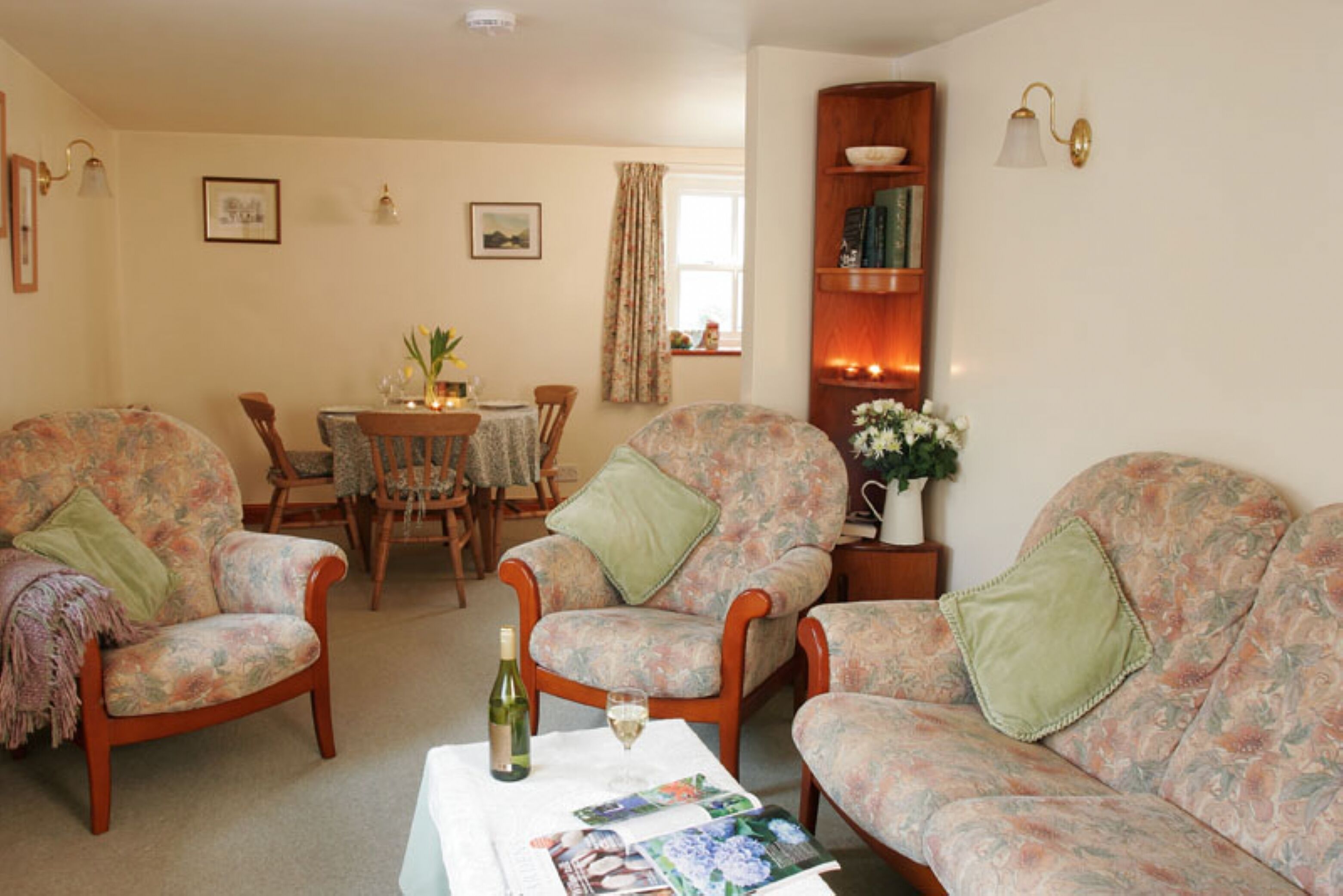 Cosy cottage in quiet courtyard in Grasmere village with private parking