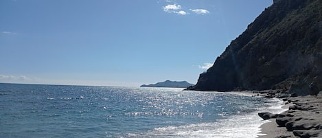 Plage, chaises longues