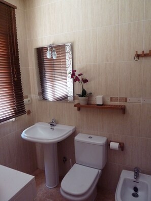 Duschwanne, Haartrockner, Bidet, Handtücher