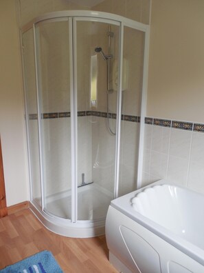 Bathtub, hair dryer, towels, soap - Glenelg, pet friendly spacious house with fantastic views across the bay to Skye (Glenelg)