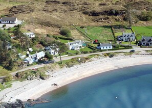 Beach nearby - Glenelg, pet friendly spacious house with fantastic views across the bay to Skye (Glenelg)