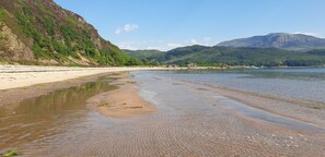 Beach nearby - Glenelg, pet friendly spacious house with fantastic views across the bay to Skye (Glenelg)