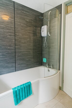 Ensemble douche/baignoire, sèche-cheveux, serviettes fournies, savon