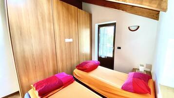 4 slaapkamers, een bureau, een strijkplank/strijkijzer, gratis wifi