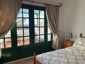 2 chambres, coffres-forts dans les chambres, fer et planche à repasser