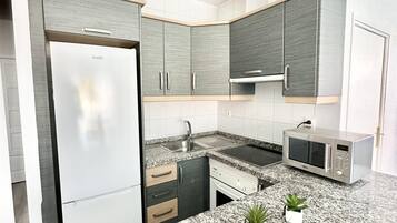 Een koelkast, een microgolfoven, een oven