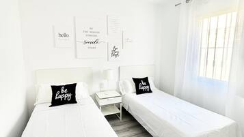 3 slaapkamers, een strijkplank/strijkijzer, internet, beddengoed