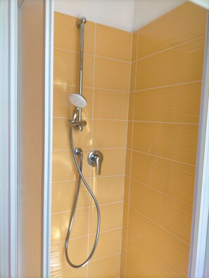 Dusche, Haartrockner, Bidet, Handtücher