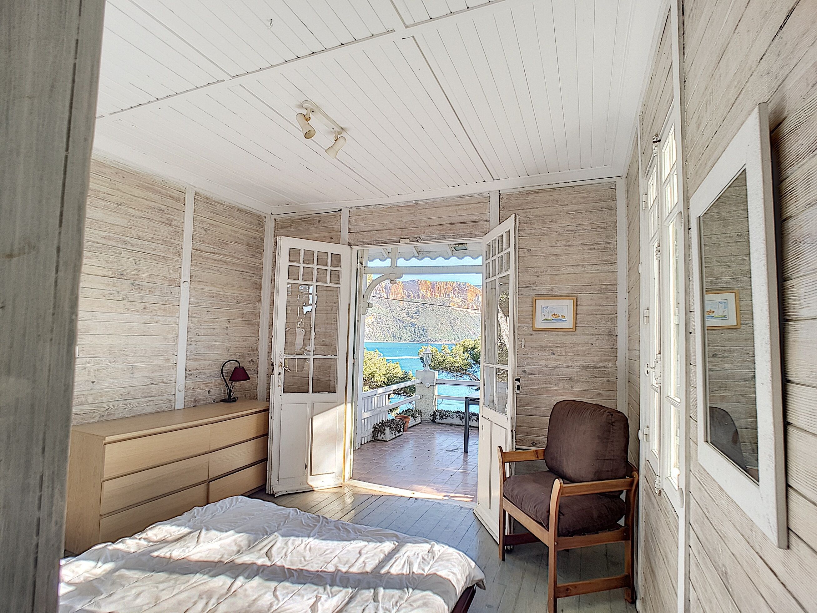 3 bedrooms, in-room safe, iron/ironing board, travel cot