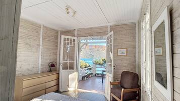 3 bedrooms, in-room safe, iron/ironing board, travel cot