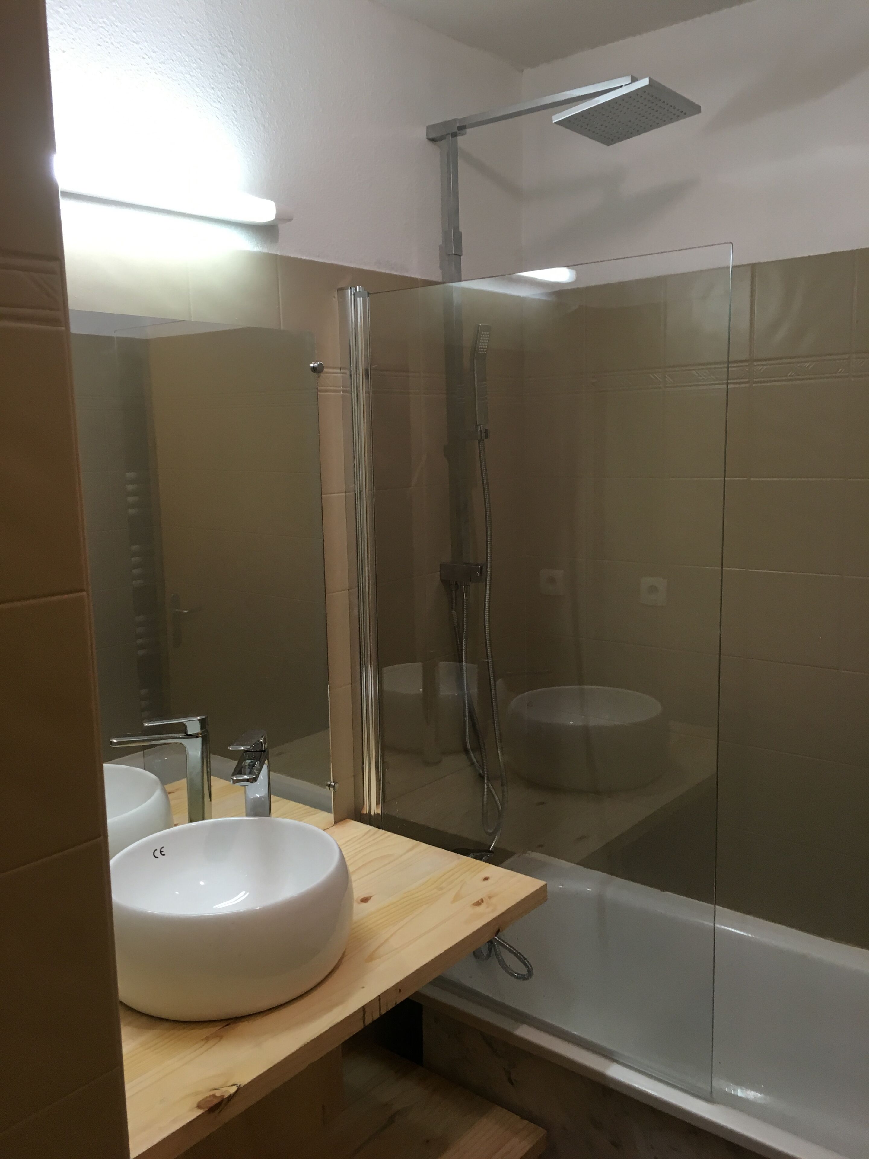 Baignoire, sèche-cheveux, serviettes fournies