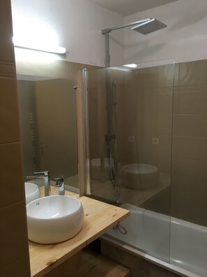 Badekar, hårføner og håndklær