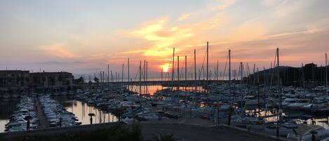 Ein Yachthafen bei Sonnenuntergang mit mehreren festgemachten Booten.