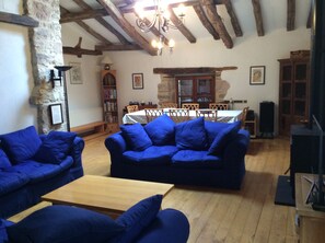 Smart TV, fireplace, DVD player, ping pong - Lovely, rustic farmhouse with stunning views, salt water pool and tennis court. (Varen)