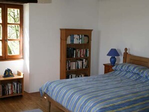 4 bedrooms, desk, iron/ironing board, free WiFi - Lovely, rustic farmhouse with stunning views, salt water pool and tennis court. (Varen)