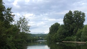 Een rustige rivier met weelderige begroeiing aan beide oevers.