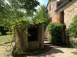 Property grounds - Lovely, rustic farmhouse with stunning views, salt water pool and tennis court. (Varen)