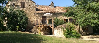 Mooie oude boerderij met prachtig uitzicht, zwembad en tennisbaan.