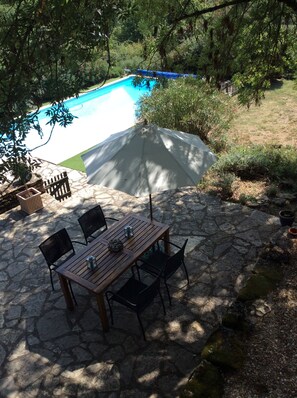 Outdoor dining - Lovely, rustic farmhouse with stunning views, salt water pool and tennis court. (Varen)