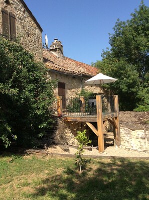 Property grounds - Lovely, rustic farmhouse with stunning views, salt water pool and tennis court. (Varen)