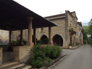 Exterior - Lovely, rustic farmhouse with stunning views, salt water pool and tennis court. (Varen)