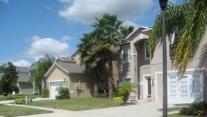 Un barrio residencial con casas, aceras y una calle.