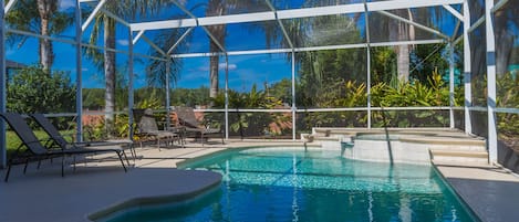 Utomhuspool och uppvärmd pool