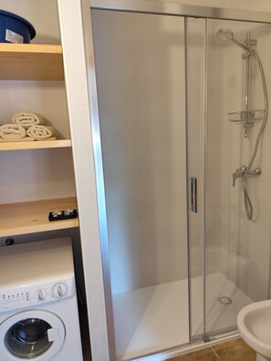 Badewanne, Haartrockner, Handtücher