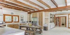 Fridge, microwave, oven, stovetop - Stunning Villa, with large pool & gardens (Crestatx)