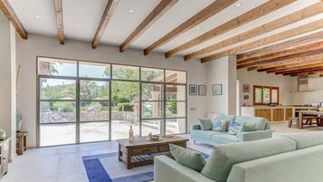 Una Smart TV, una chimenea, una mesa de tenis de mesa, libros