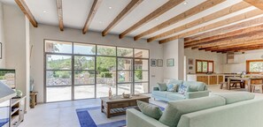 Una Smart TV, una chimenea, una mesa de tenis de mesa, libros