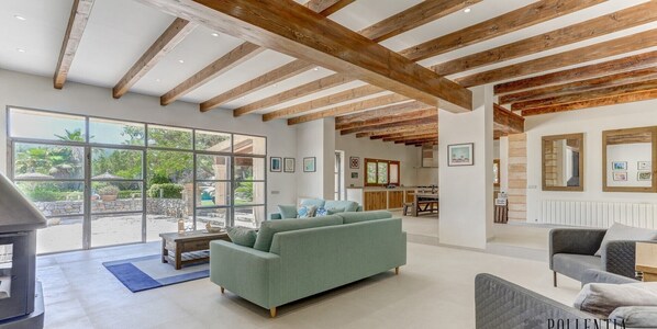 Smart TV, fireplace, ping pong, books