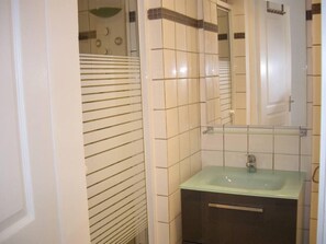 Shower, hair dryer, toilet paper - Apartment with garden by the sea (Marseille)