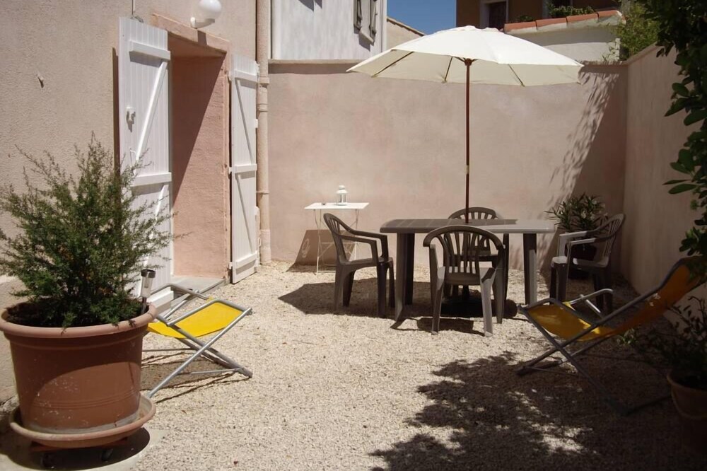 Apartment with garden by the sea