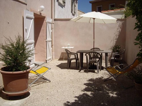 Apartment with garden by the sea
