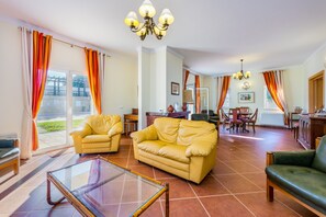 Fernseher, Tischtennisplatte