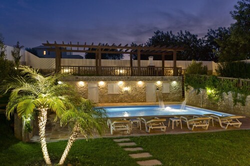 Villa Amarela is a beautiful, spacious villa with private pool