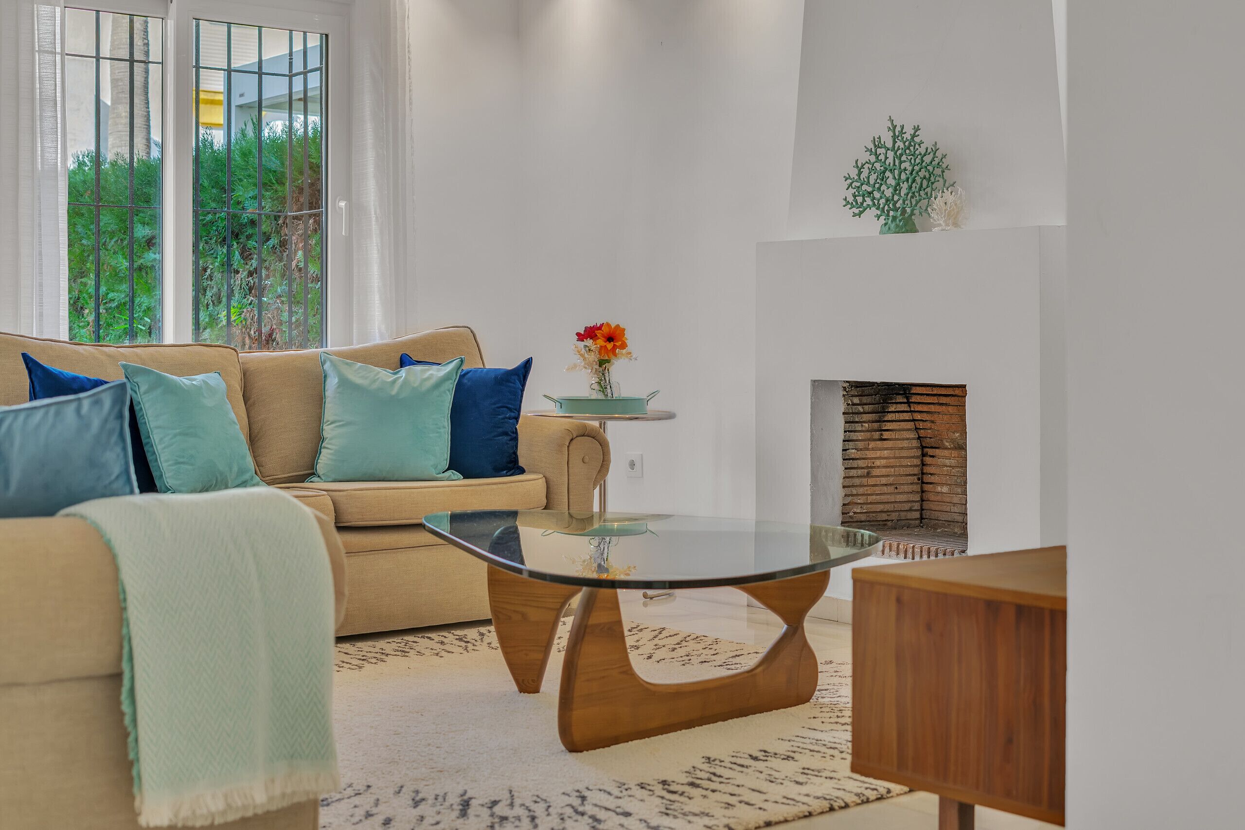 Una Smart TV, una chimenea, un reproductor de DVD