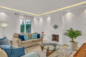 Smart-tv, een open haard en een dvd-speler