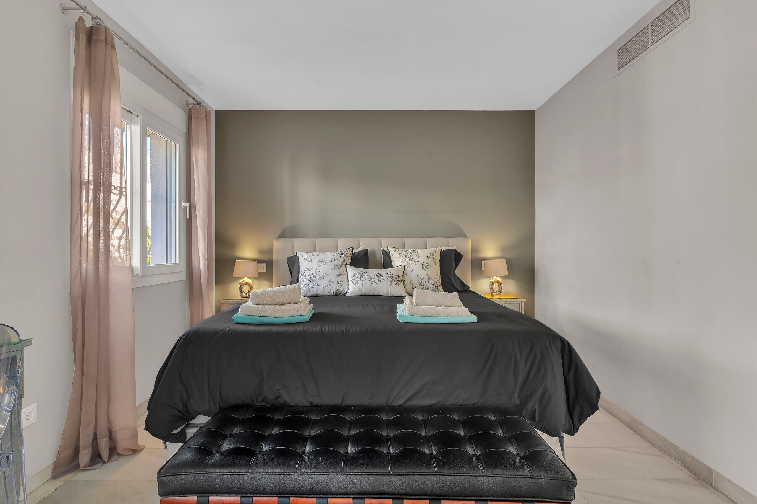 4 chambres, coffres-forts dans les chambres, fer et planche à repasser