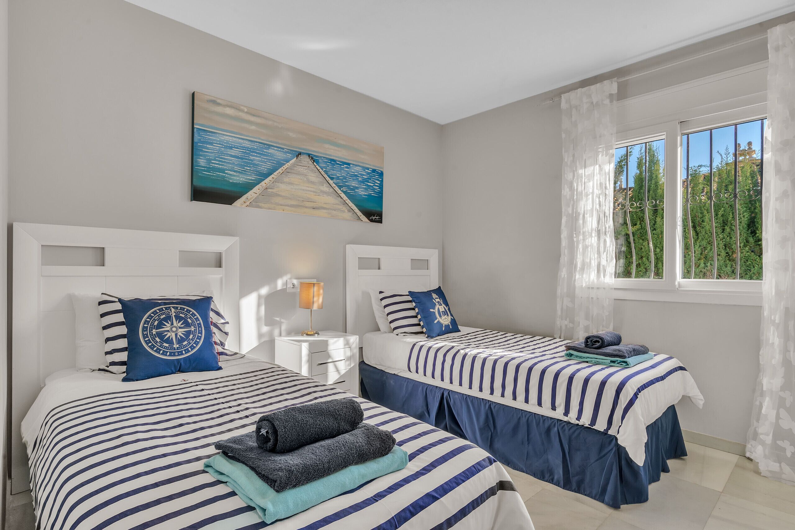 4 chambres, coffres-forts dans les chambres, fer et planche à repasser