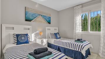 4 chambres, coffres-forts dans les chambres, fer et planche à repasser