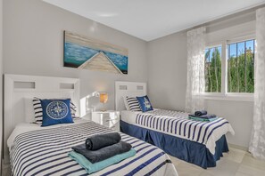 4 chambres, coffres-forts dans les chambres, fer et planche à repasser