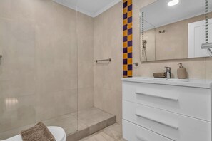 Baignoire, sèche-cheveux, serviettes fournies, papier toilette