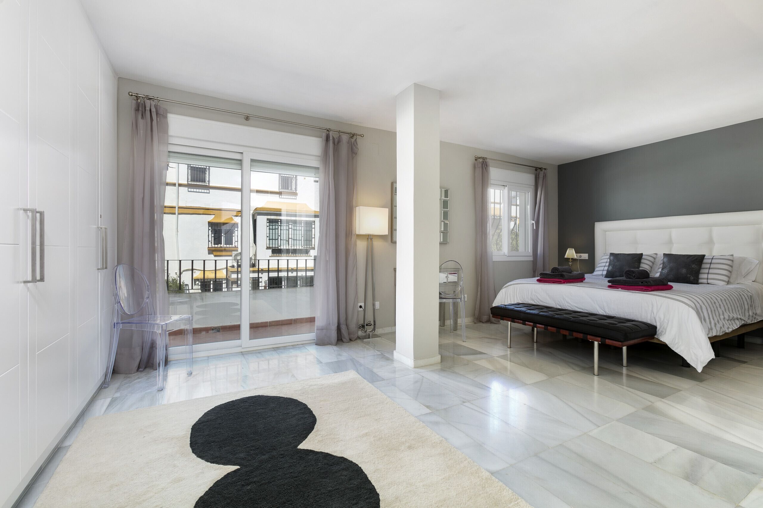 4 slaapkamers, een kluis op de kamer, een strijkplank/strijkijzer