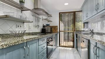 Kylskåp, mikrovågsugn, ugn och spishäll