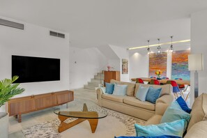 Smart-tv, een open haard en een dvd-speler