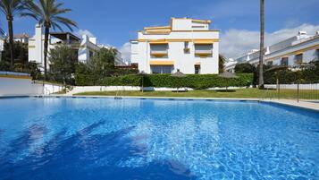 Una piscina al aire libre
