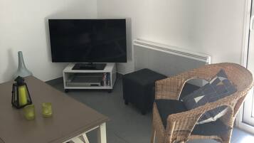 LCD-tv, dvd-afspiller, bøger, stereoanlæg